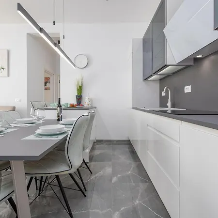 2 Bedroom Gorgeous In Apartman *