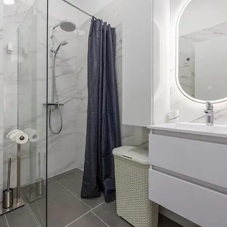 2 Bedroom Gorgeous In דירה