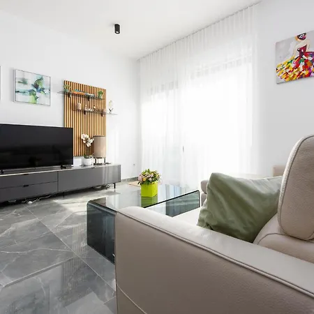 2 Bedroom Gorgeous In 자다르